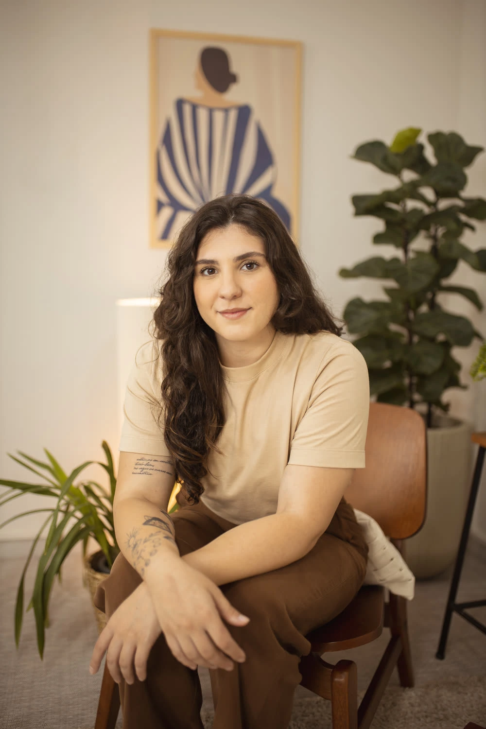 Retrato de Ana Marques sentada, sorrindo discretamente para a câmera